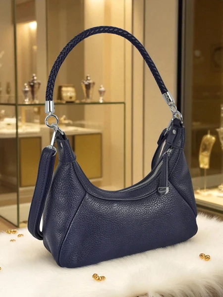 Royalfashion Маленька жіноча сумочка з екошкіри з декоративним ремінцем Lacquea