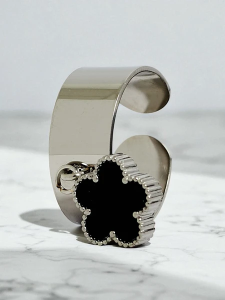 Браслет-обруч Dolce Vita з декоративними шармами