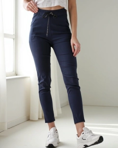 Темно-синій