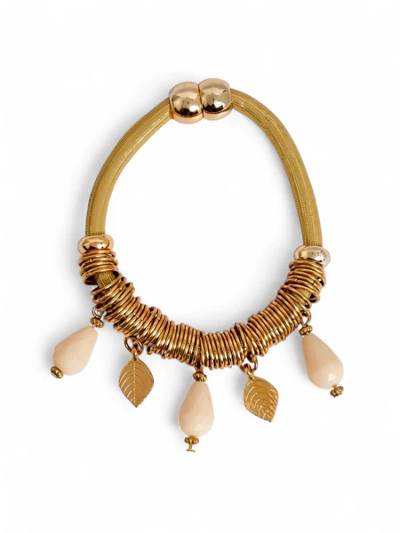 Женский браслет с бусинами и блестками