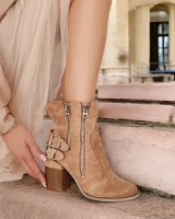 світло-коричневий || коричневий