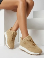 світло-коричневий || коричневий