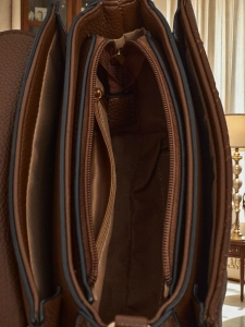 Темно-коричневий