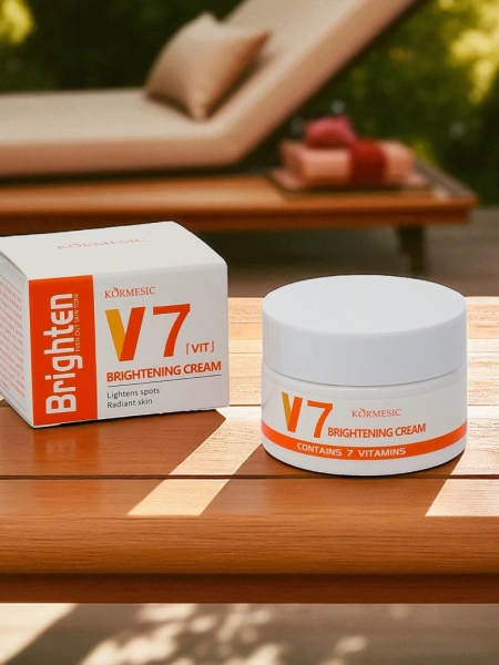 Освітлюючий крем для обличчя з комплексом із 7 вітамінів