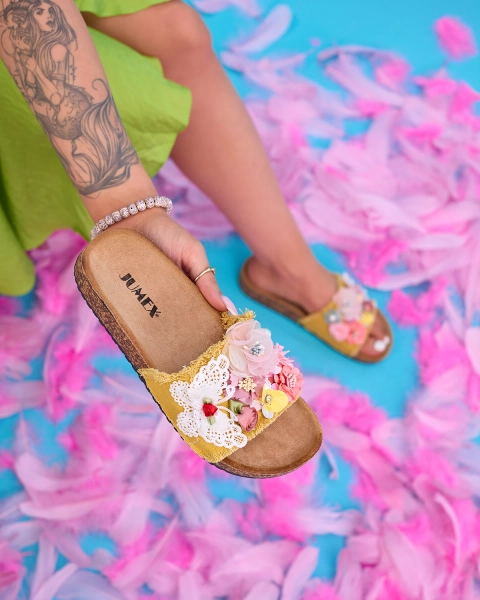 Желтые женские шлепанцы с украшением Ososi