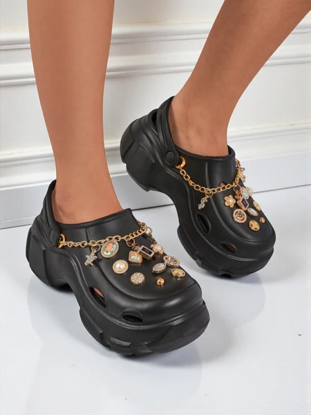 Aurelia Nero – стильные шлепанцы с украшениями и цепочкой, прочные
