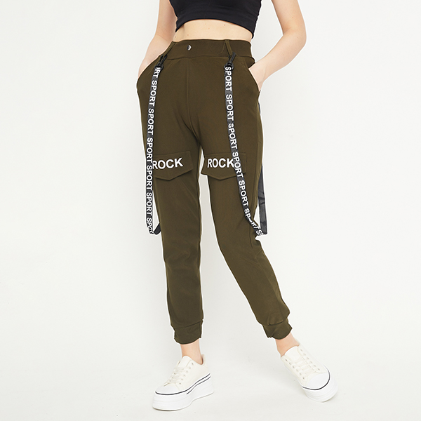 Темно-зеленые женские брюки с подтяжками