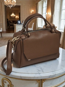 Темно-коричневий