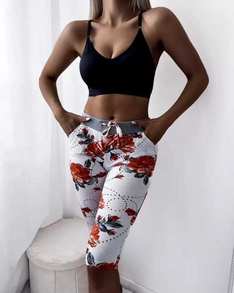 Жіночі білі шорти 3/4 довжини з червоними квітами PLUS SIZE - Одяг