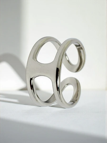 Браслет-обруч Dolce Vita с декоративными шармами