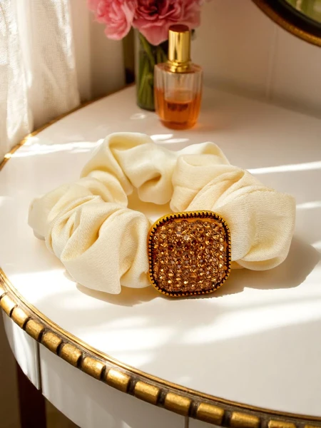 Royalfashion Резинка для волос с декоративной стразой Satin Shine