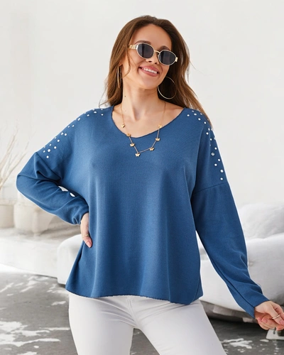 Женский тонкий свитер из вискозы с стразами на плечах