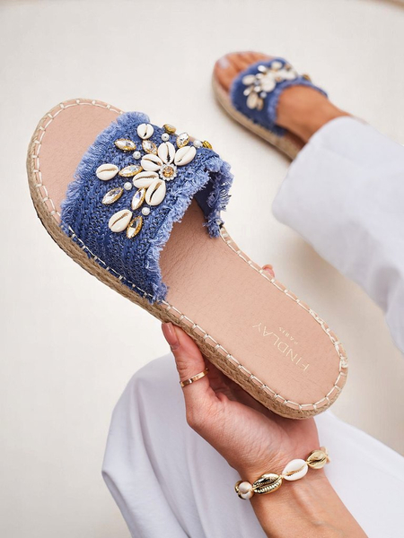 Летние шлепанцы Royalfashion Calista – светло-голубые с ракушками на плоской подошве