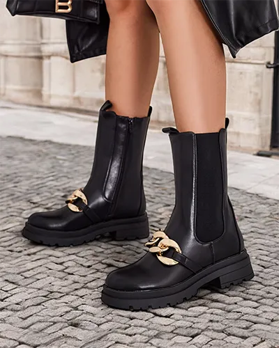 Женские сапоги Royalfashion Romur из искусственной кожи. Высокие женские сапоги из экологической кожи. Модель застегивается на молнию, внутри подкладка из теплого тканевого материала, подошва резиновая. Дополнительно есть гибкий вставка на боковой стороне