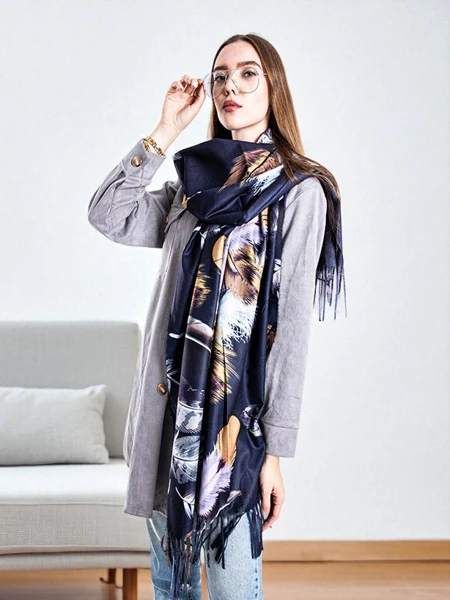 Темно-синий женский шарф с принтом