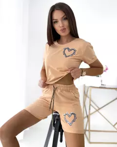 світло-коричневий || коричневий