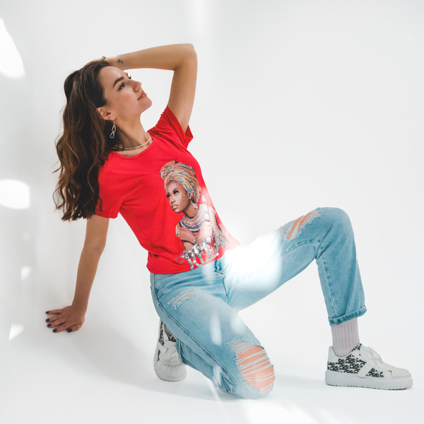 Червона жіноча футболка з кольоровим принтом і паєтками