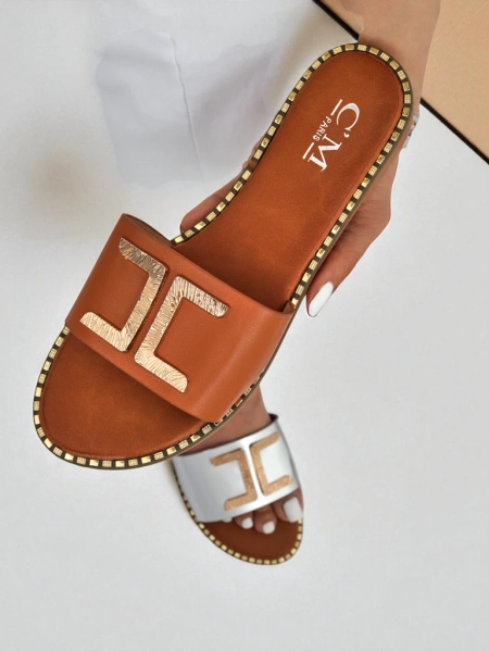 Royalfashion Жіночі шльопанці зі штучної шкіри з декором Gildra