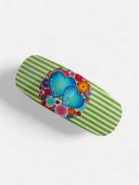 Яркая детская заколка для волос с сердечками