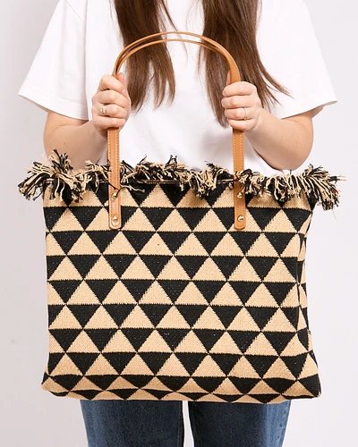 Коричнева жіноча плетена сумка із золотою фурнітурою