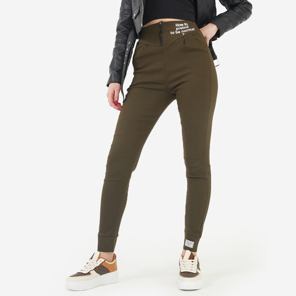 Зеленые трегинсы с декоративными надписями